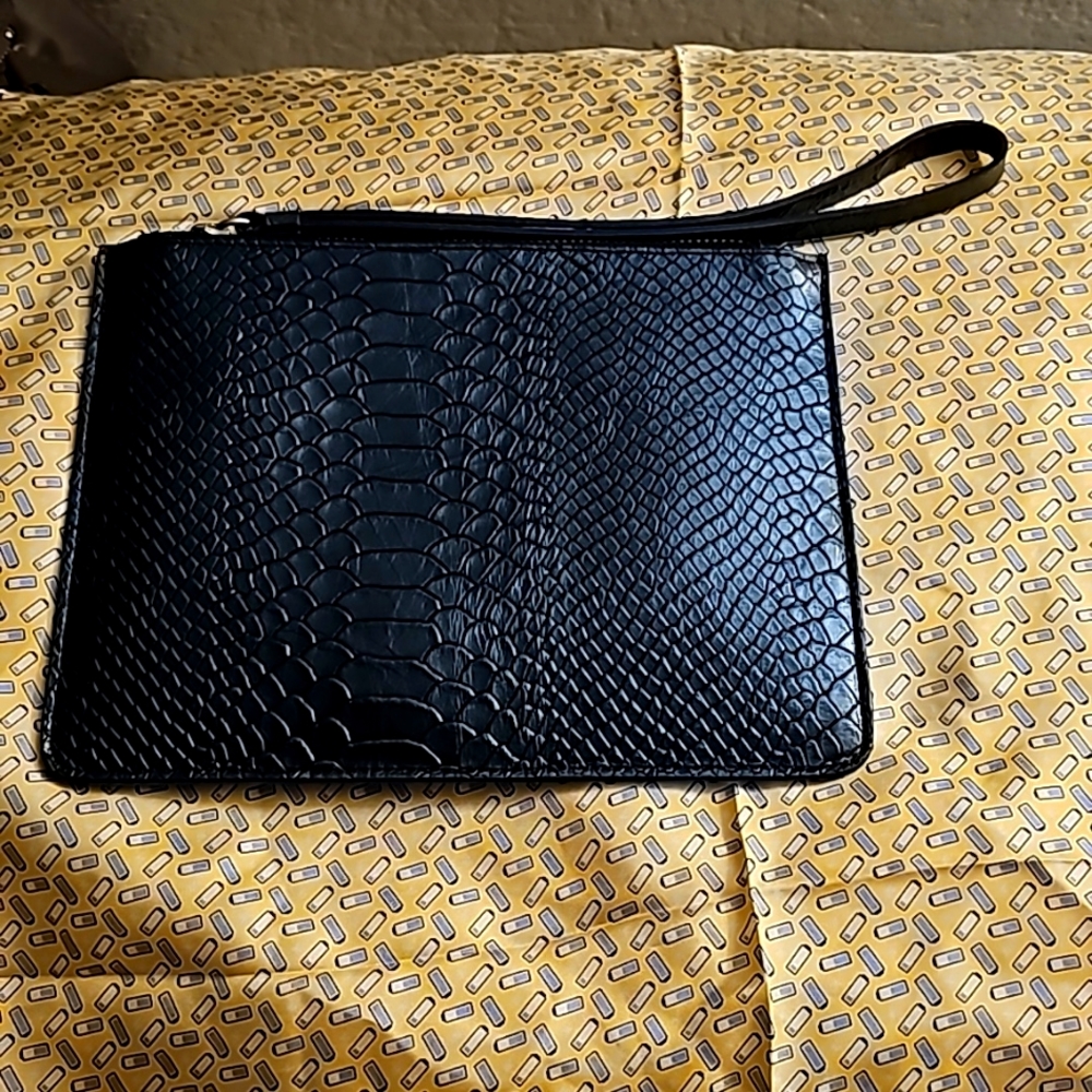 Punto Fibbia Wristlet